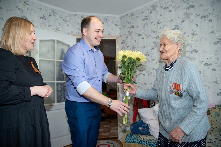 В Тюмени 93-летней труженице тыла вручили именное поздравление губернатора