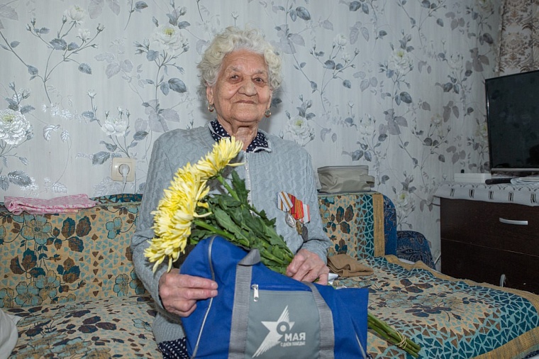 В Тюмени 93-летней труженице тыла вручили именное поздравление губернатора