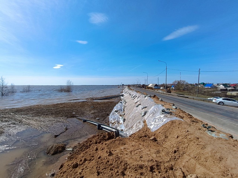 Для координации работ на дамбе возле трассы Тюмень - Омск выехал руководитель Уралуправтодора Андрей Жуков