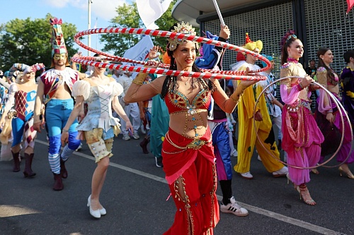 В цирковом шествии на выставке "Россия" приняли участие более 1000 человек