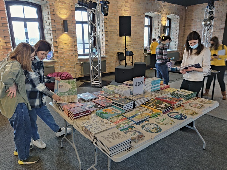 М.И.Ф. и реальность. В Конторе пароходства проходит ярмарка книг