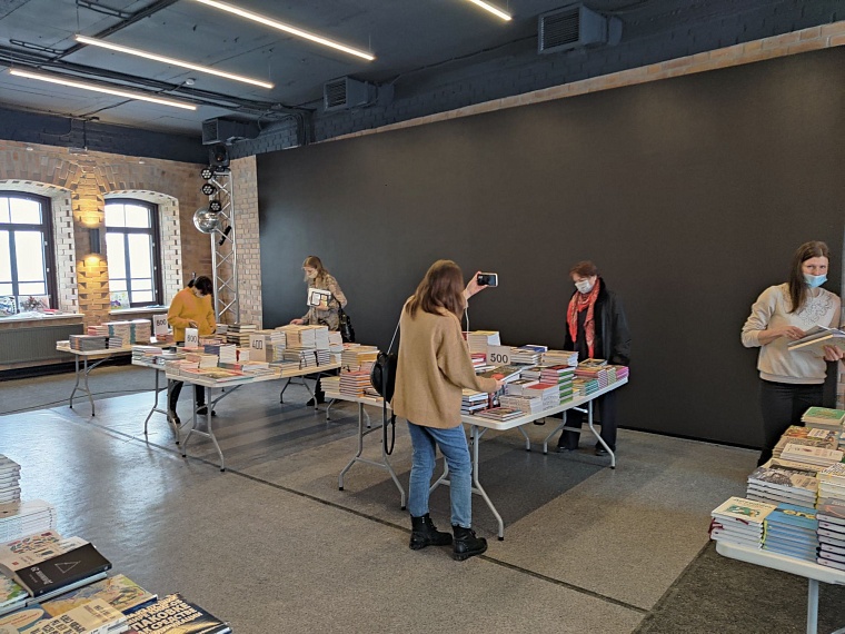 М.И.Ф. и реальность. В Конторе пароходства проходит ярмарка книг