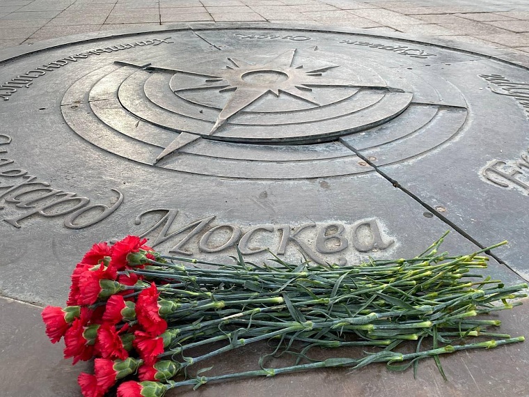 Тюменцы несут цветы на «Нулевой километр» на Цветном бульваре