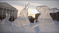 На площади 400-летия Тюмени изо льда строят «Лесную сказку» с кроликами и гербом города