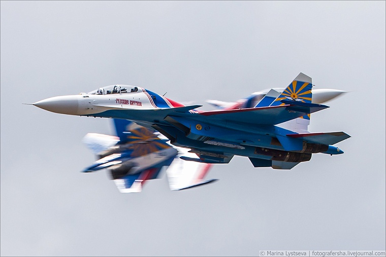 «Русские Витязи» выступили в небе над Нижневартовском и Сургутом