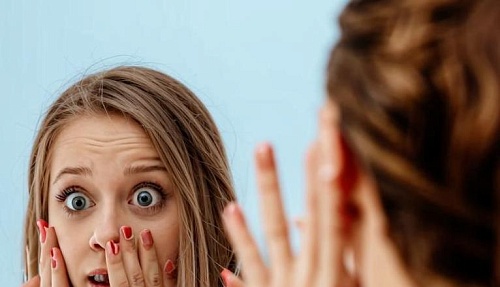 Пять страшных примет: что делать, если треснуло зеркало или птица залетела в окно