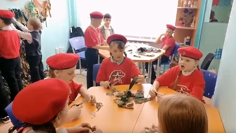 Армизонские школьники на переменах плетут маскировочные сети для бойцов СВО