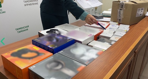 Тюменские таможенники передали конфискованные детекторы камер на СВО