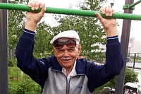 Житель Тюмени в 93 года танцует и занимается физкультурой