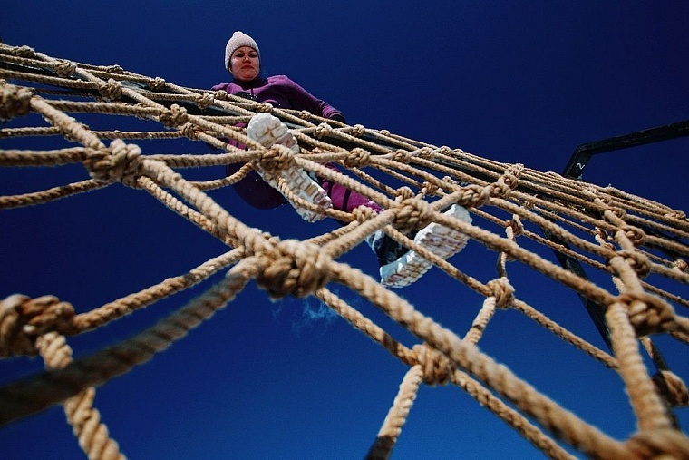 Снег по колено и пятиметровая стена: тюменцы состязались в «Стальном характере»