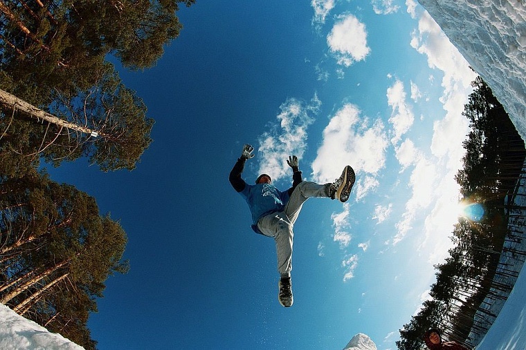 Снег по колено и пятиметровая стена: тюменцы состязались в «Стальном характере»