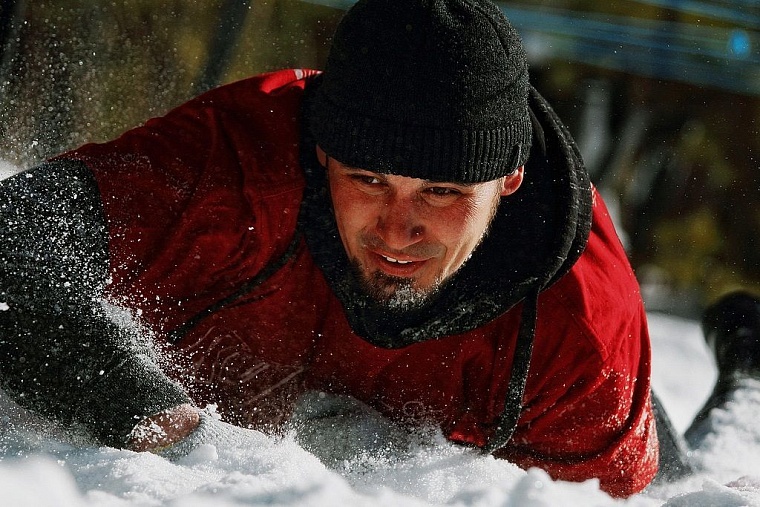 Снег по колено и пятиметровая стена: тюменцы состязались в «Стальном характере»