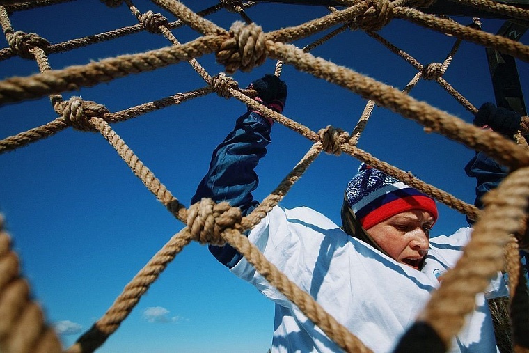 Снег по колено и пятиметровая стена: тюменцы состязались в «Стальном характере»