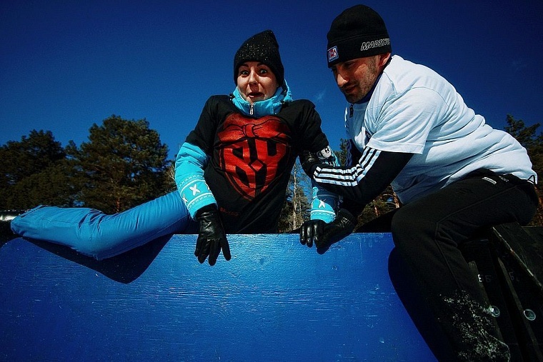 Снег по колено и пятиметровая стена: тюменцы состязались в «Стальном характере»