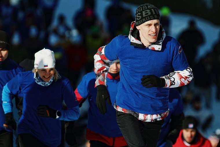 Снег по колено и пятиметровая стена: тюменцы состязались в «Стальном характере»