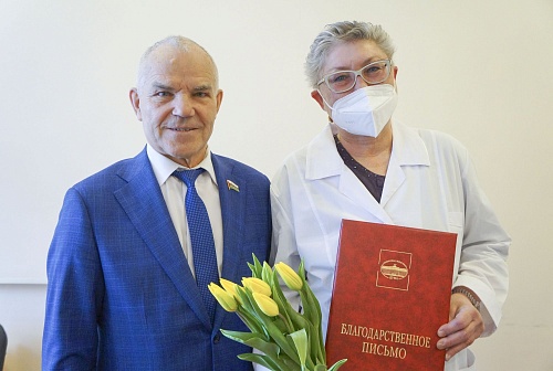 Медиков тюменской скорой помощи наградили за работу в пандемию