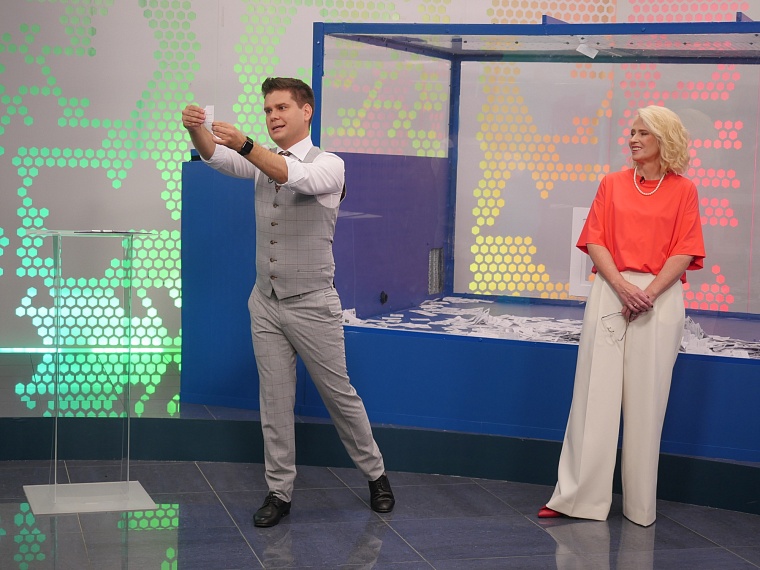 Тюменский студент стал обладателем автомобиля, ответив на вопрос о фестивале уличных театров