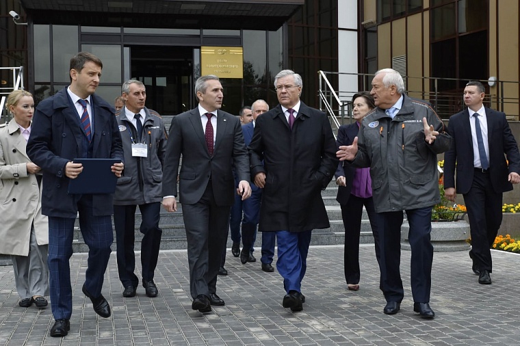 Александр Моор вручил благодарственные письма 20 сотрудникам Сургутнефтегаза