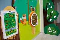 Яркие рисунки, игровые уголки, развивающие игрушки: в детском центре ОБ №1 обновили регистратуру