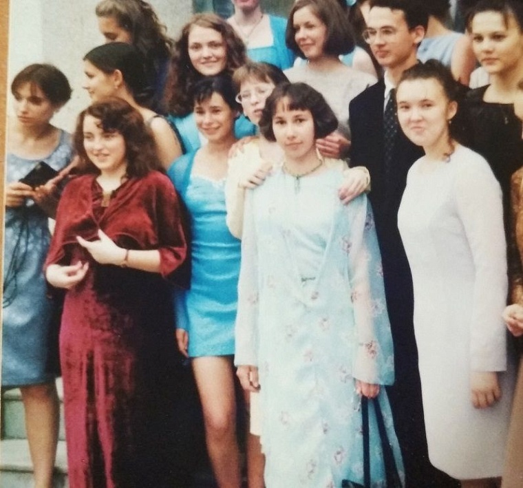 Вспомнить выпускной: тюменки рассказали о своих платьях