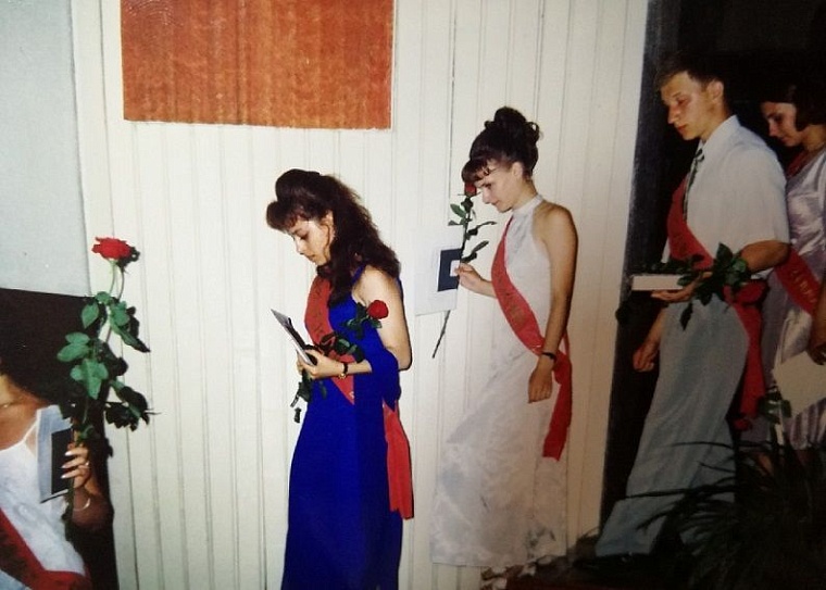 Вспомнить выпускной: тюменки рассказали о своих платьях