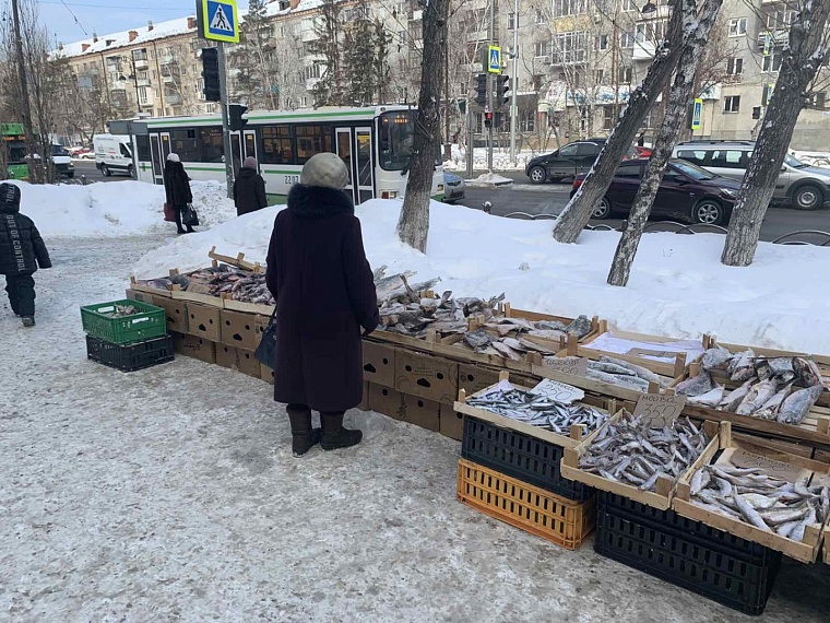 На центральных улицах Тюмени пресекали незаконную торговлю рыбой