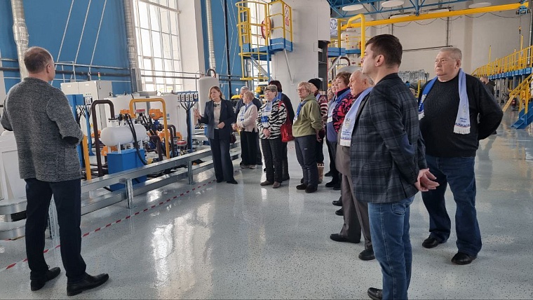 На учебном полигоне техникума ветеранам продемонстрировали тренажеры, на которых обучаются будущие специалисты нефтегазовой отрасли. Фото пресс-службы администрации Нового Уренгоя