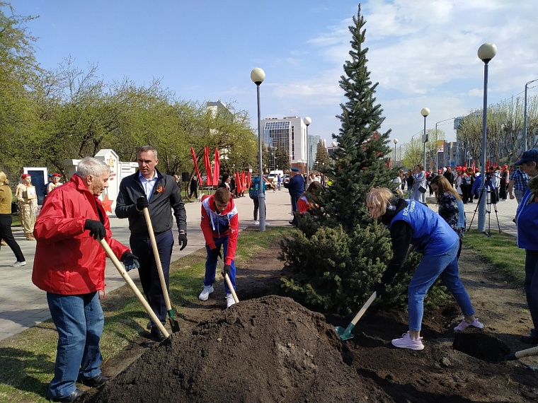В Тюмени открыли аллею "Бессмертного полка"