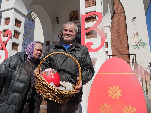 В Тюмени на Пасху освятили страусиное яйцо