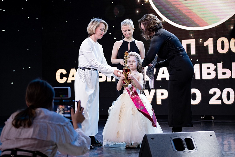 Фоторепортаж. В Тюмени наградили самых обаятельных и привлекательных женщин УрФО