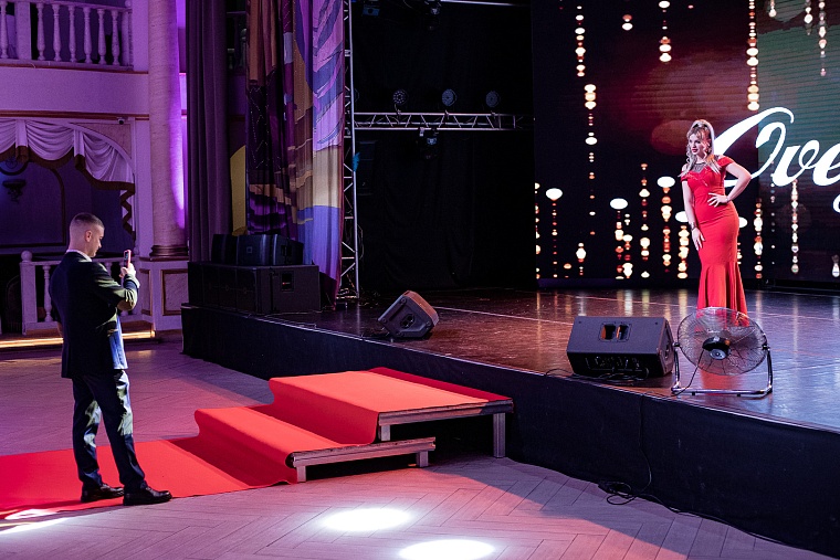 Фоторепортаж. В Тюмени наградили самых обаятельных и привлекательных женщин УрФО