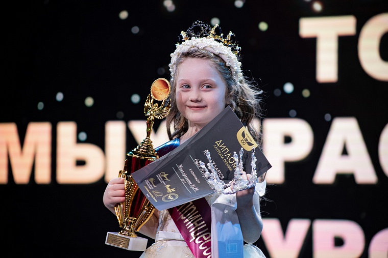 Фоторепортаж. В Тюмени наградили самых обаятельных и привлекательных женщин УрФО