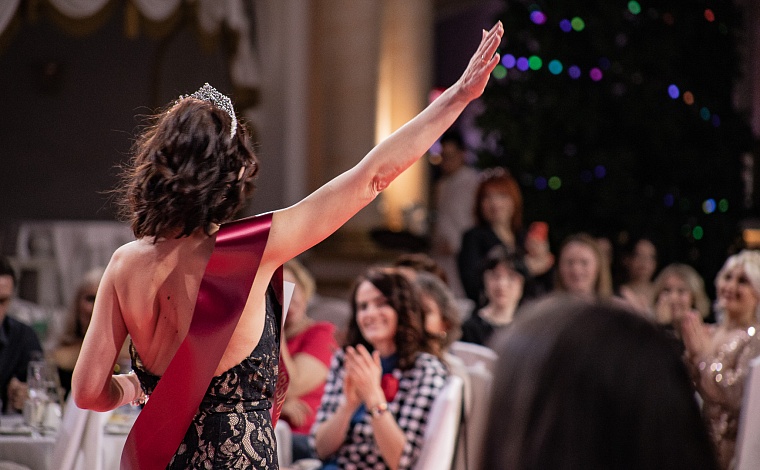 Фоторепортаж. В Тюмени наградили самых обаятельных и привлекательных женщин УрФО