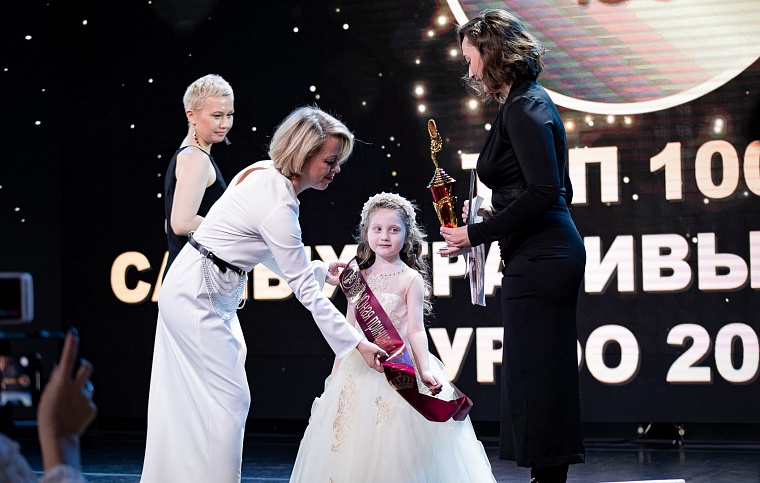 Фоторепортаж. В Тюмени наградили самых обаятельных и привлекательных женщин УрФО