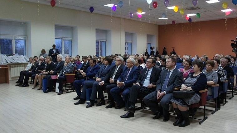 Самый большой округ Тюмени отметил 50-летие: поздравляли, вспоминали, пили чай с тортом