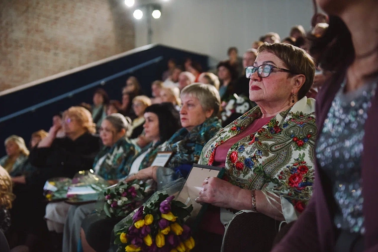 Активисток тюменского отделения "Союза женщин России" наградили за поддержку бойцов и их семей