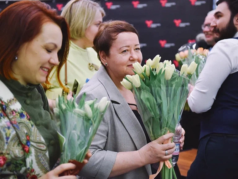 Активисток тюменского отделения "Союза женщин России" наградили за поддержку бойцов и их семей