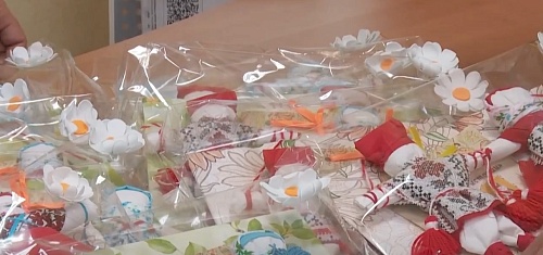 Молодоженам в Голышманово дарят традиционных кукол