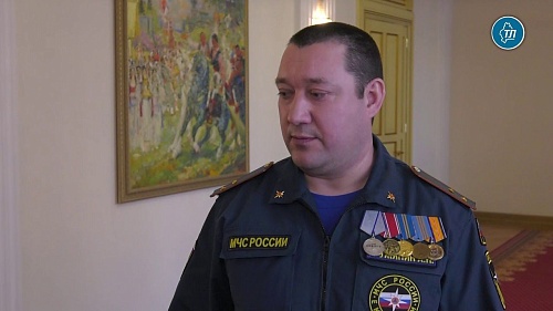 Тюменский пожарный, спасший более ста человек, награжден медалью "За отвагу"