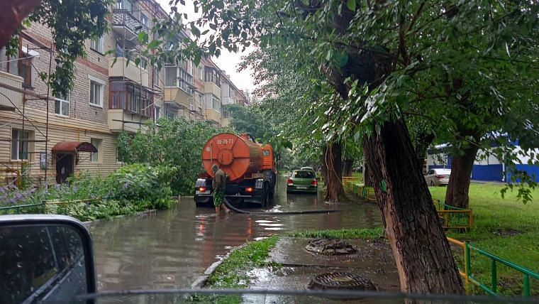 В Тюмени осушают затопленные дворы
