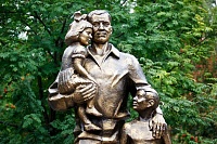 В Тюмени установили первую в России скульптуру отцам