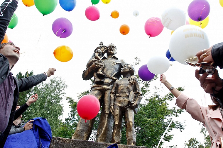 В Тюмени установили первую в России скульптуру отцам