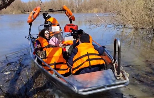 В Абатском районе жителей Назарово эвакуируют на катере в село Ощепково