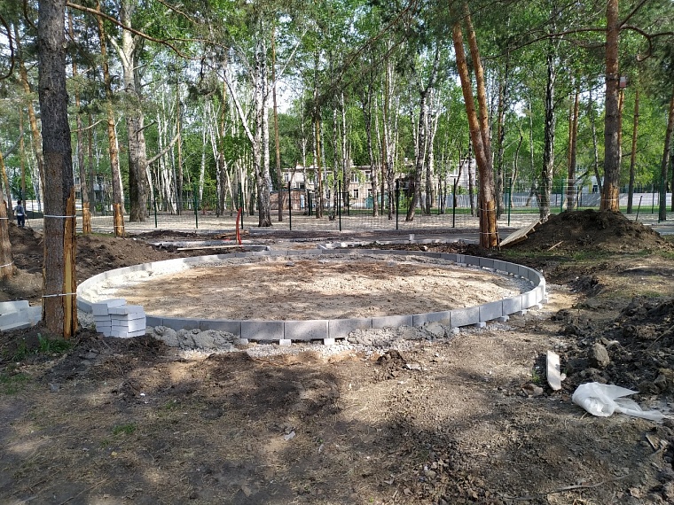 В тюменском сквере Школьный, несмотря на масштабную реконструкцию, продолжают петь соловьи