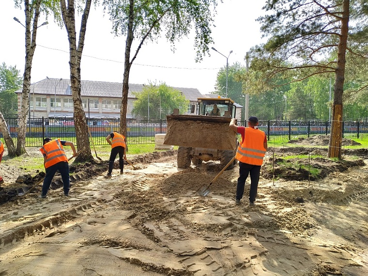 В тюменском сквере Школьный, несмотря на масштабную реконструкцию, продолжают петь соловьи