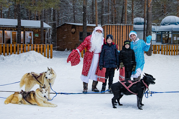 За поддержку бойцов СВО двух тюменских школьников прокатили на новогодней собачьей упряжке