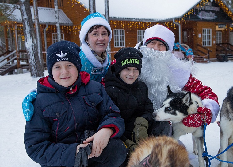 За поддержку бойцов СВО двух тюменских школьников прокатили на новогодней собачьей упряжке