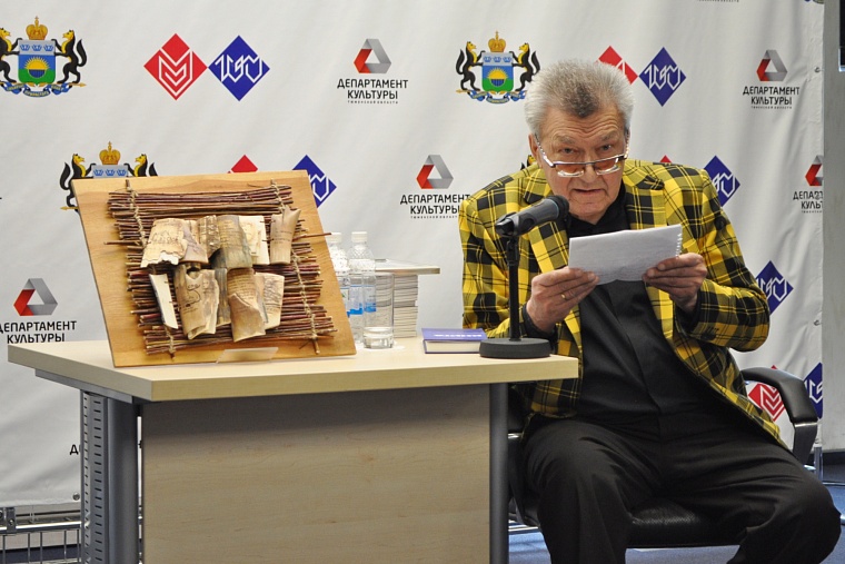 Известный тюменский журналист передал в библиотеку книгу, написанную на костях мамонта