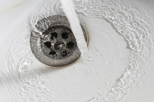 Тюменцам объяснили причину грязной воды в кранах