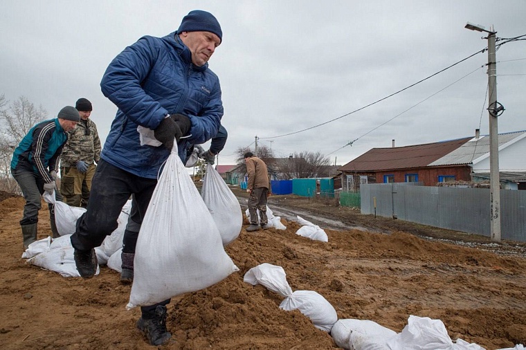 В селе Казанском с помощью добровольцев наращивают дамбу